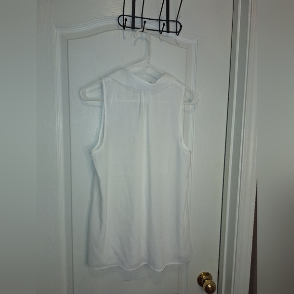 NWOT/ VINCE CAMUTO / WHITE/ MEDIUM/ SLEEVELESS BLOUSE WITH LACE DESIGN - Picture 3 of 10